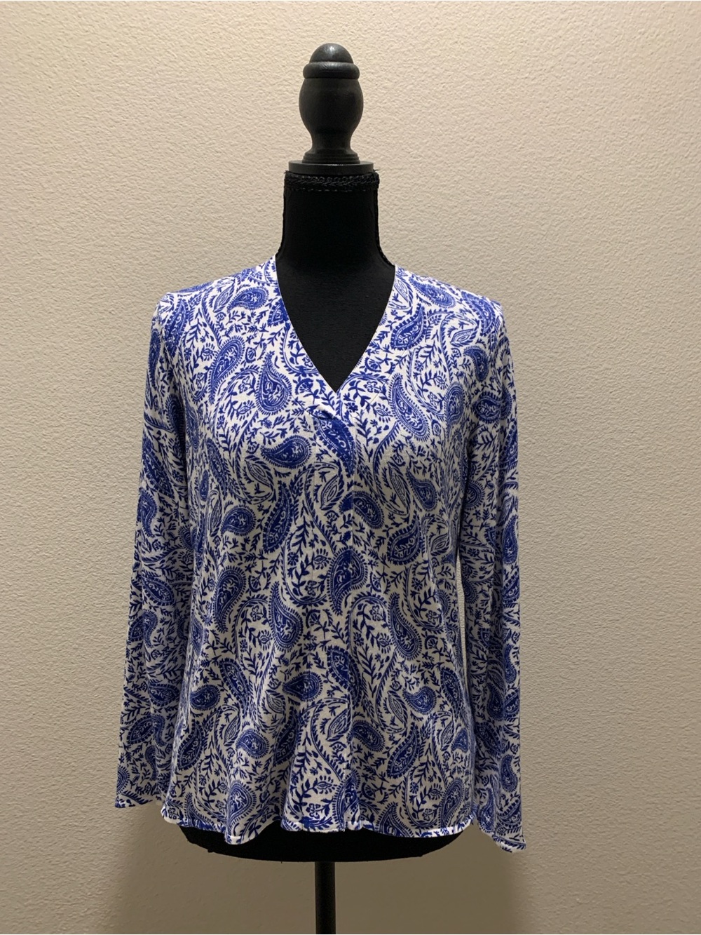 Liz Claiborne White and Blue Paisley V-Neck Long Sleeve Top (PM)